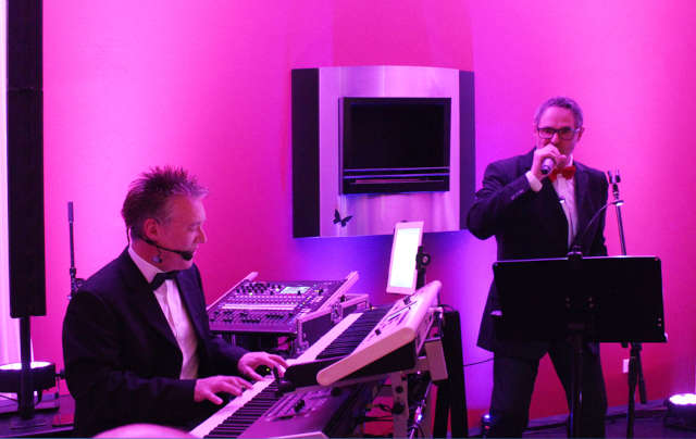 Live-Performance des Duos Anzüglich